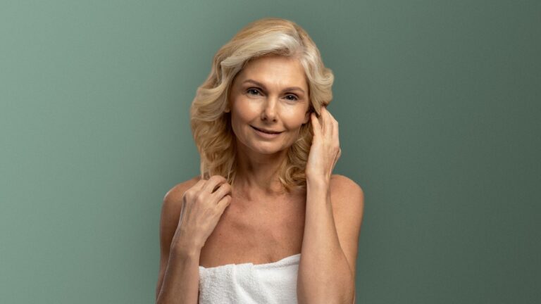 Reife Frau mit heller Haut, Symbolbild fuer Hautveraenderungen in den Wechseljahren — Klinik am Schwarzwald