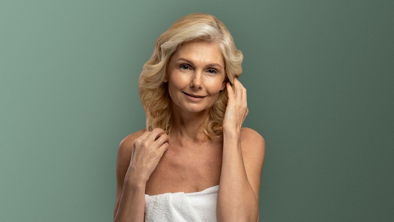Reife Frau mit heller Haut, Symbolbild fuer Hautveraenderungen in den Wechseljahren — Klinik am Schwarzwald
