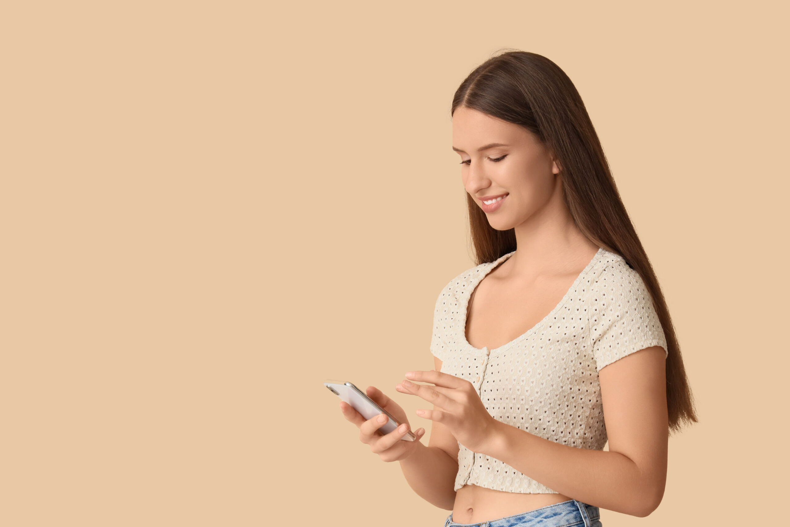 Frau betrachtet ihr Smartphone