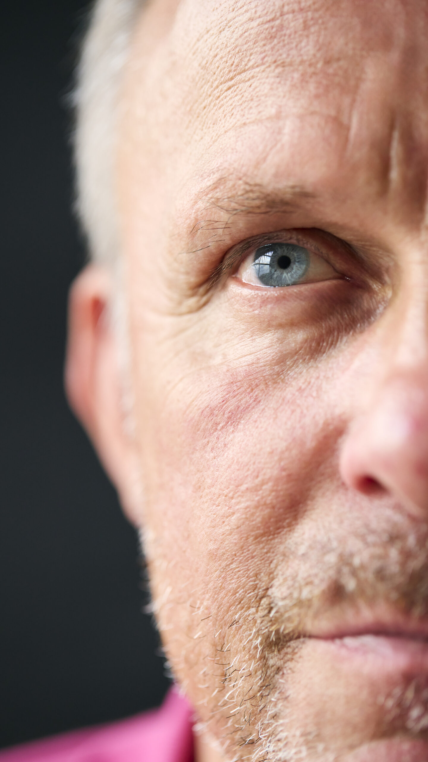 Nahaufnahme der Augenpartie eines erwachsenen Mannes