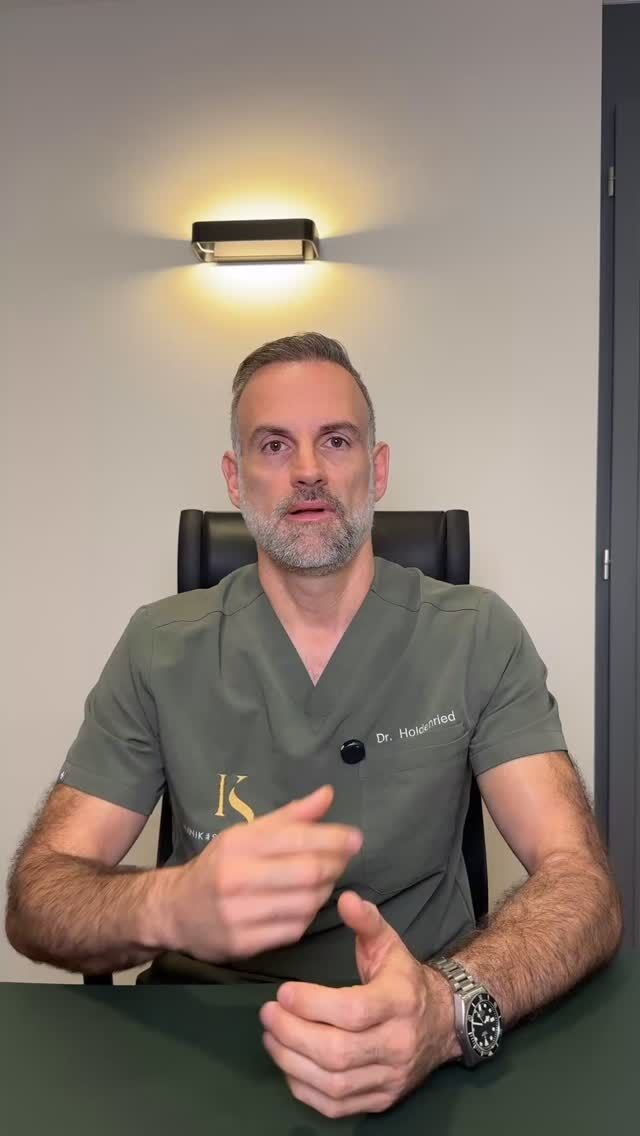 📌 Brustimplantate: Vor oder hinter den Muskel?

Eine der häufigsten Fragen, die mir in der Sprechstunde gestellt wird: Sollte das Implantat vor oder hinter den Brustmuskel gesetzt werden?

👉 Vor den Muskel (subglandulär):
	•	Natürlichere Bewegung des Muskels
	•	Kürzere Erholungszeit
	•	Geeignet bei genügend eigenem Brustgewebe

👉 Hinter den Muskel (submuskulär):
	•	Bessere Abdeckung des Implantats bei wenig Eigengewebe
	•	Oft natürlicheres Ergebnis bei sehr schlanken Patientinnen
	•	Etwas längere Heilungsphase

✨ Fazit:
Es gibt nicht die eine richtige Lösung. Jede Frau bringt unterschiedliche anatomische Voraussetzungen, Wünsche und Lebensstile mit. Deshalb wird die Entscheidung immer individuell getroffen – in einem ausführlichen Beratungsgespräch.

👩‍⚕️ Mein Ziel: Das bestmögliche, natürlich wirkende Ergebnis für jede einzelne Patientin.

✨ Beste Qualität und höchste Sicherheit durch Klinikstandard ✨

☎️ +49 7741 835 825
📧 Info@klinik-schwarzwald.com
📍Klinik am Schwarzwald
Hauptstr. 31
79787 Lauchringen
🌍 www.klinik-schwarzwald.com

#drholdenried #plastischechirurgie #schönheitsklinik #beautydoc #beauty #schönheitsop #basel #klinikamschwarzwald #brustop #brustvergrößerung #implantate #plasticsurgery #waldshuttiengen #lauchringen #rheinfelden #rheinfelden #zürich